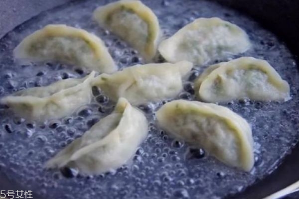 鍋貼和煎餃的區別 怎么煎餃子才香