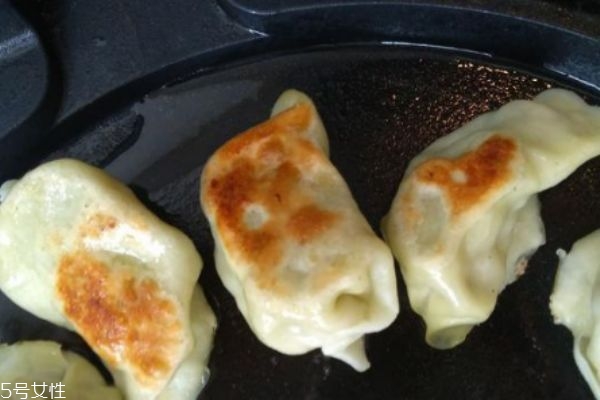 鍋貼和煎餃的區別 怎么煎餃子才香