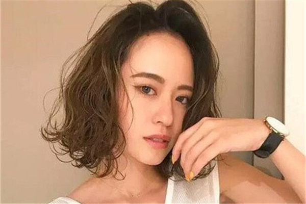 外卷發型怎么吹 蓬松顯氣質的發型
