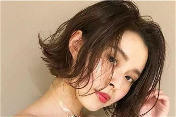 外卷發型怎么吹 蓬松顯氣質的發型