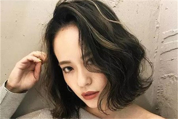 外卷發型怎么吹 蓬松顯氣質的發型