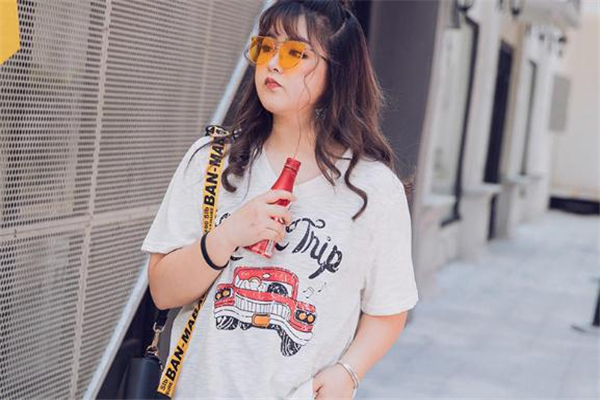微胖女生穿什么衣服顯瘦 根據部位對癥下藥