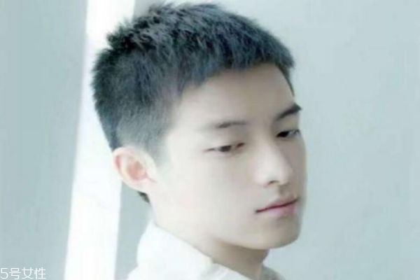 頭發少適合什么發型男 男生頭發稀少發型好看