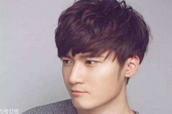 頭發少適合什么發型男 男生頭發稀少發型好看