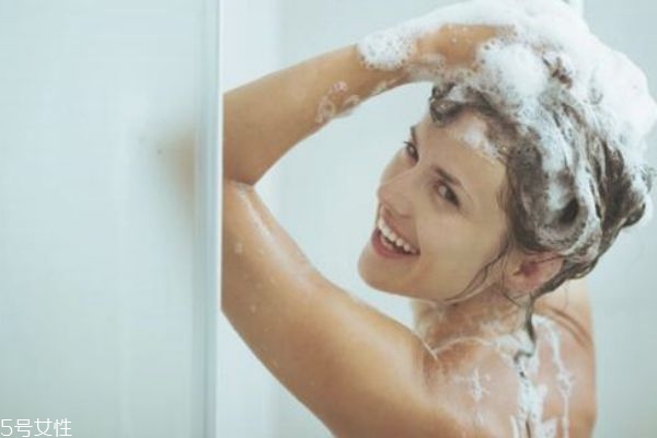 淘米水洗頭發好嗎 淘米水洗頭發的正確方法