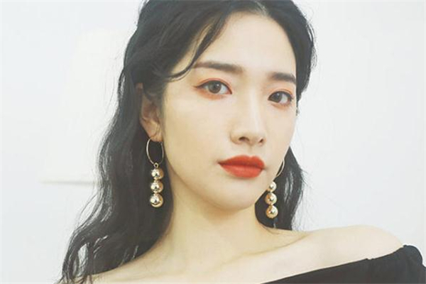 長發女生戴什么耳環好看 長發女生適合什么耳環