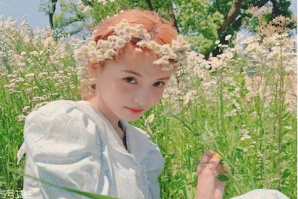 夏天最適合染什么顏色頭發 減齡又顯白的頭發顏色