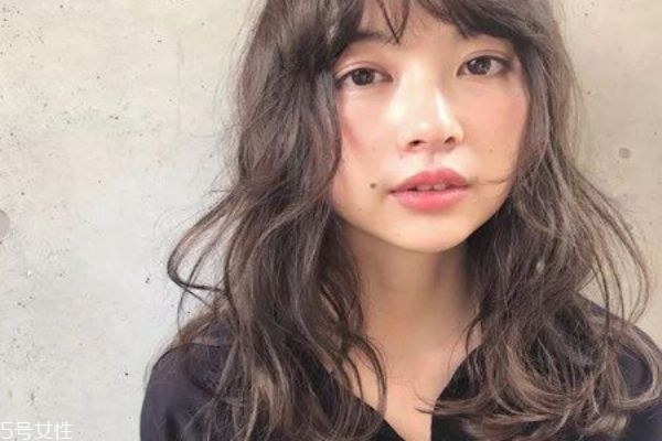 2019春夏發型趨勢 2019年中長發流行發型女