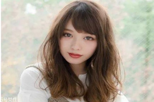 2019春夏發型趨勢 2019年中長發流行發型女