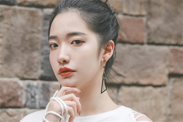 女生戴什么耳環顯脖子長 什么樣的耳環顯脖子長
