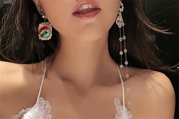 女生戴什么耳環顯脖子長 什么樣的耳環顯脖子長