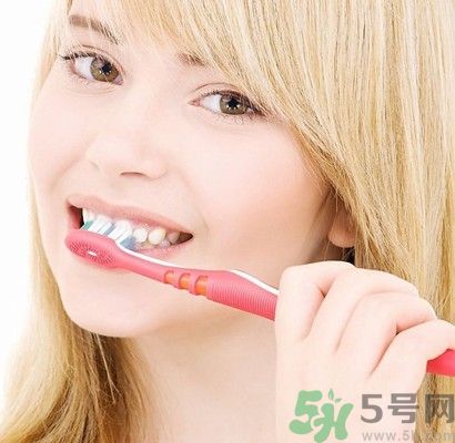 刷牙用冷水還是熱水好？刷牙用熱水有什么好？