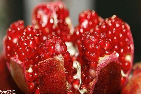 石榴有什么營養價值呢 吃石榴有什么好處呢