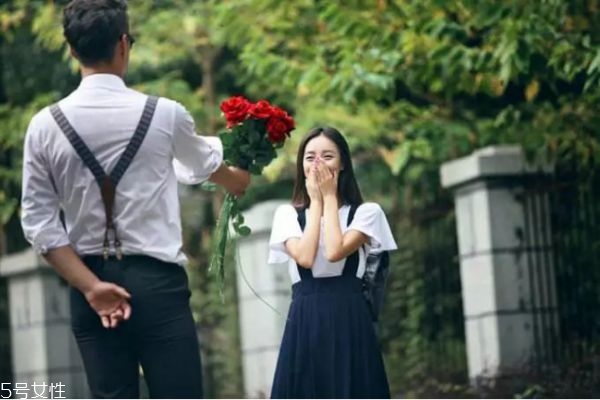 怎樣看一個男生是否喜歡你 男人在意女人的表現