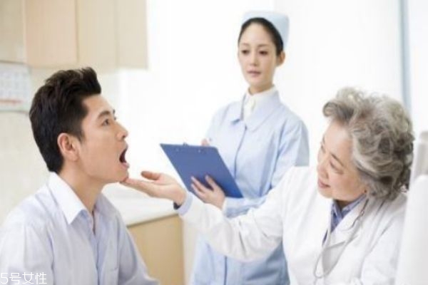 口臭會引發哪些病 口臭有哪些治療方法