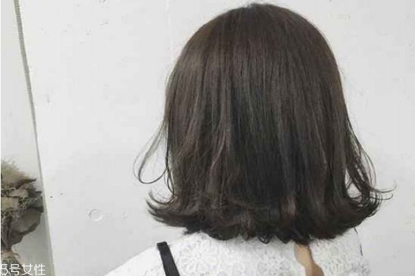 波波頭適合染什么顏色 顯膚色白的染發顏色