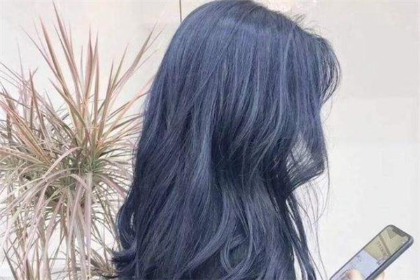 黑藍色褪色后是什么色 黑藍色頭發掉色成啥顏色