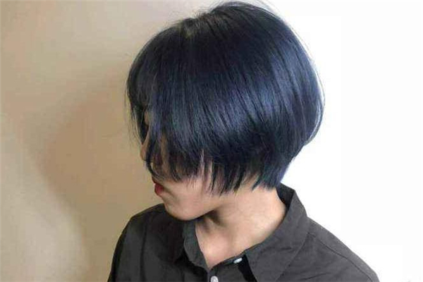 黑藍色褪色后是什么色 黑藍色頭發掉色成啥顏色