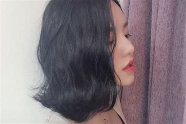 黑藍色褪色后是什么色 黑藍色頭發掉色成啥顏色