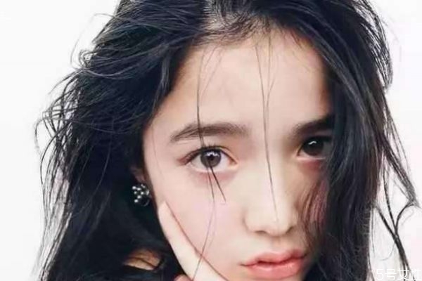 為什么黑頭發里會出現一根金頭發呢 頭發干燥怎么辦呢