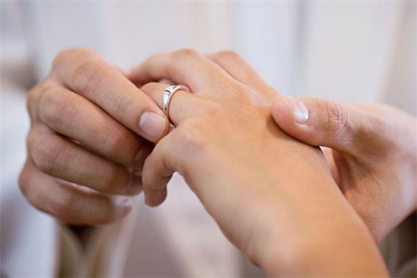 訂婚后戒指戴哪個(gè)手指 男的訂婚戒指戴哪個(gè)手指