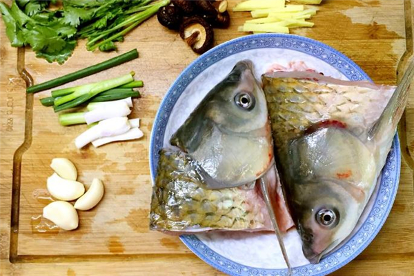 草魚頭湯怎么做好吃 草魚頭湯的簡單做法