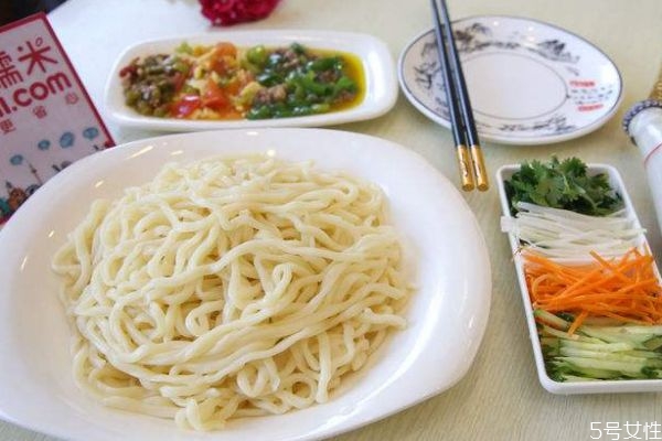 什么是手搟面呢 手搟面有什么營養價值呢