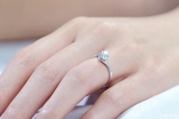 求婚戒指和結婚戒指一樣嗎 訂婚戒指和結婚戒指的區別