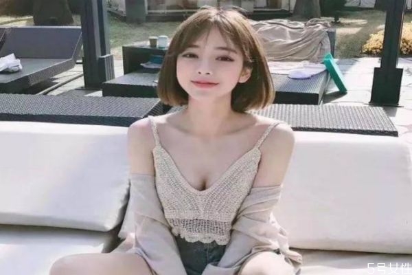皮膚黃的女生染什么顏色頭發好看 染發怎么挑色