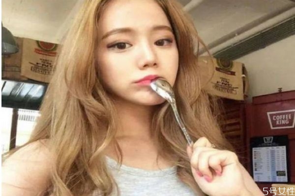 女生染什么顏色頭發好看 今年女生流行染什么顏色的頭發