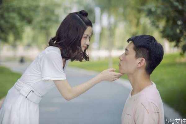 男人對你不上心的表現有哪些 男人不愛你了會有什么表現