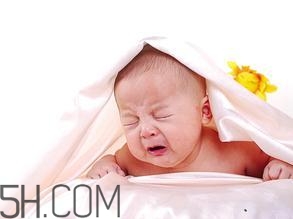 新生兒吐奶情況什么時候會沒有？寶寶吐奶了怎么辦？