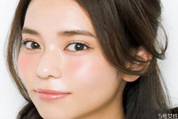 怎么畫(huà)眼妝顯得溫柔 如何畫(huà)一個(gè)溫柔的妝