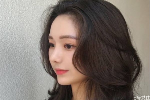 燙完頭發多久可以洗呢 燙發完有什么注意的呢