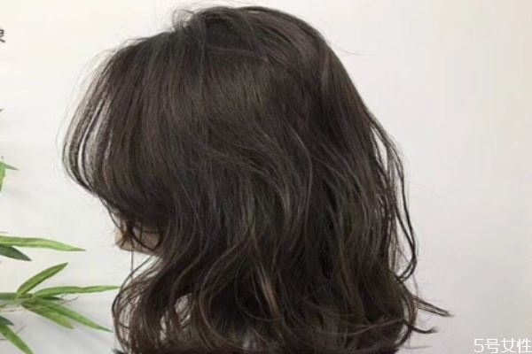 偏黑色的染發顏色有哪些 染發劑怎么挑選