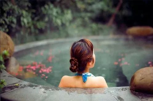 下雨天適合泡溫泉嗎 溫泉適合什么季節泡