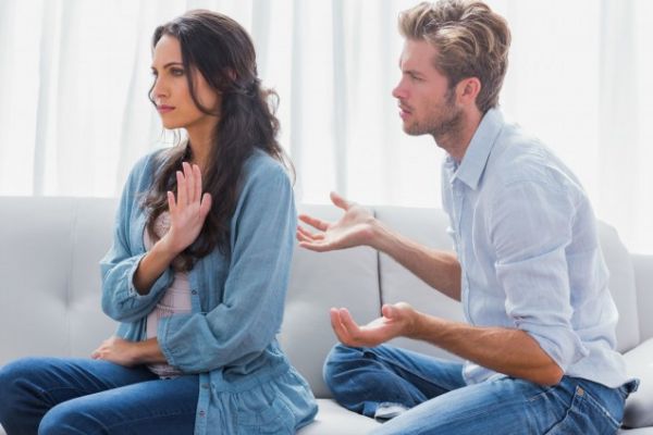 夫妻之間要不要查看對方手機(jī) 夫妻間該不該互看手機(jī)