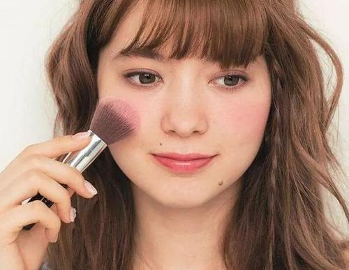 圓臉怎樣畫腮紅顯臉小 圓臉畫什么顏色的腮紅可愛(ài)
