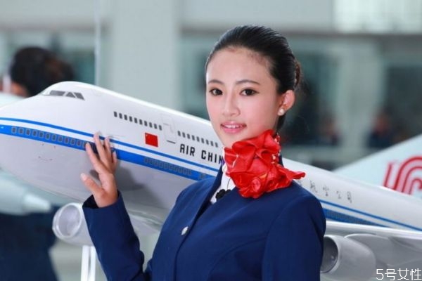 空姐發型怎么梳 梳空姐發型的方法