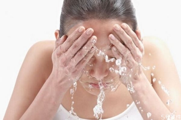 皮膚出油是因為缺水嗎 皮膚油需要補(bǔ)水嗎