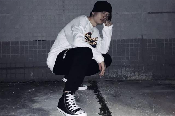 白色衛衣配什么帽子好看 白色衛衣搭配帽子圖片