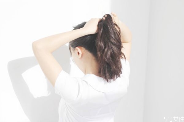 頭發打薄對頭發有傷害嗎 頭發打薄碎發多怎么辦
