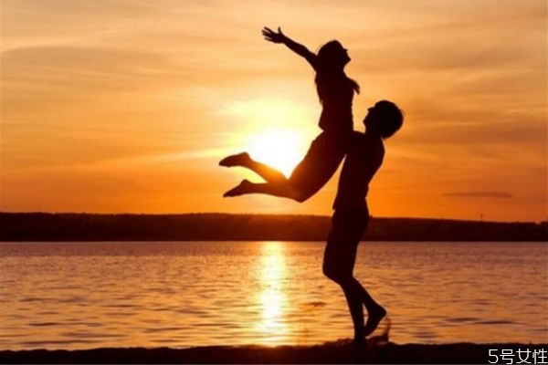 為什么男朋友不想結(jié)婚 男人婚前焦慮是因?yàn)槭裁?>
<strong>為什么男朋友不想結(jié)婚 男人婚前焦慮是因?yàn)槭裁?/strong>
</a>
<p>如果你們兩的感情已經(jīng)很深了，在你想要穩(wěn)定下來(lái)的時(shí)候，你的男朋友卻不想結(jié)婚，首先要問(wèn)清楚原因，再?zèng)Q定你們的這段愛(ài)情是否該堅(jiān)持下去。</p>
</li>
<li>
<a href=