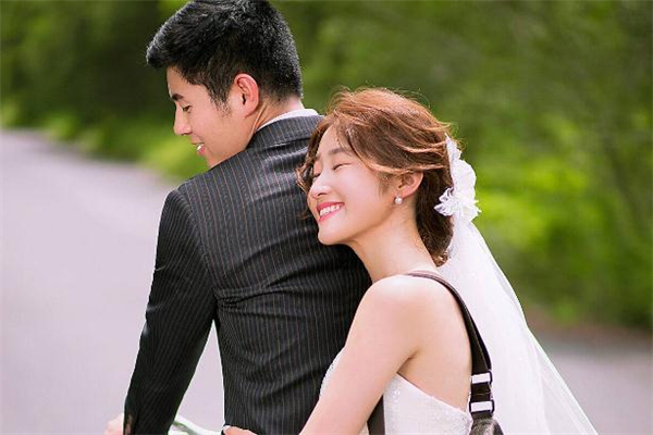 悶騷女適合什么男生 悶騷女喜歡一個人的表現