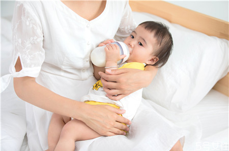 母乳親喂和瓶喂可以同時進行嗎 母乳親喂和瓶喂的區別