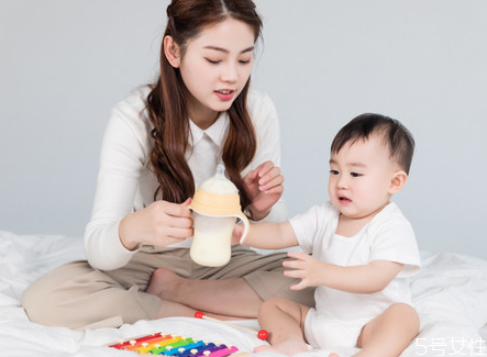 孩子發高燒能喝牛奶嗎 發燒喝牛奶會加重嗎