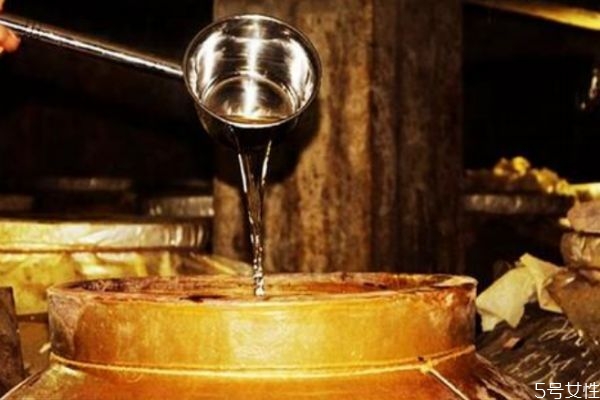 白酒怎么區分糧食酒和勾兌酒 白酒清香和濃香醬香意思