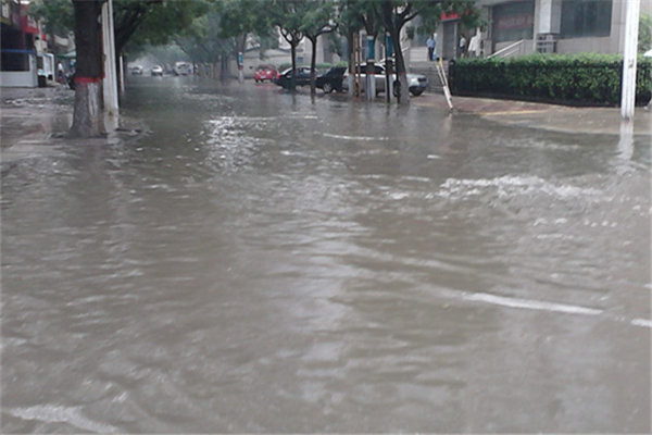 衛輝一大爺哽咽說自己家沒了 暴雨后會出現什么情況