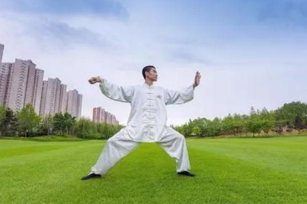 打太極拳會損傷膝關節嗎 下肢靜脈曲張適合打太極拳嗎