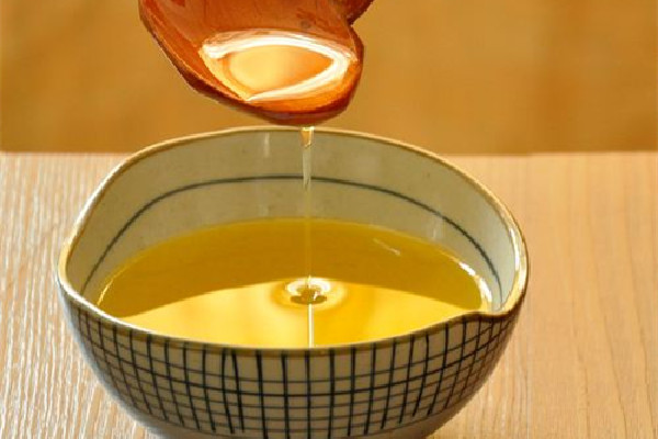 花生油有白色絮狀沉淀物還能吃嗎 花生油變質是因為什么